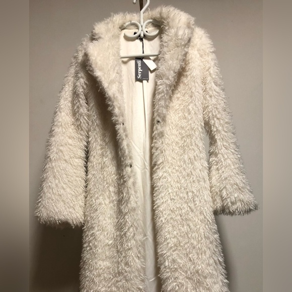 Unique white faux fur coat with lace details - Picture 3 of 8